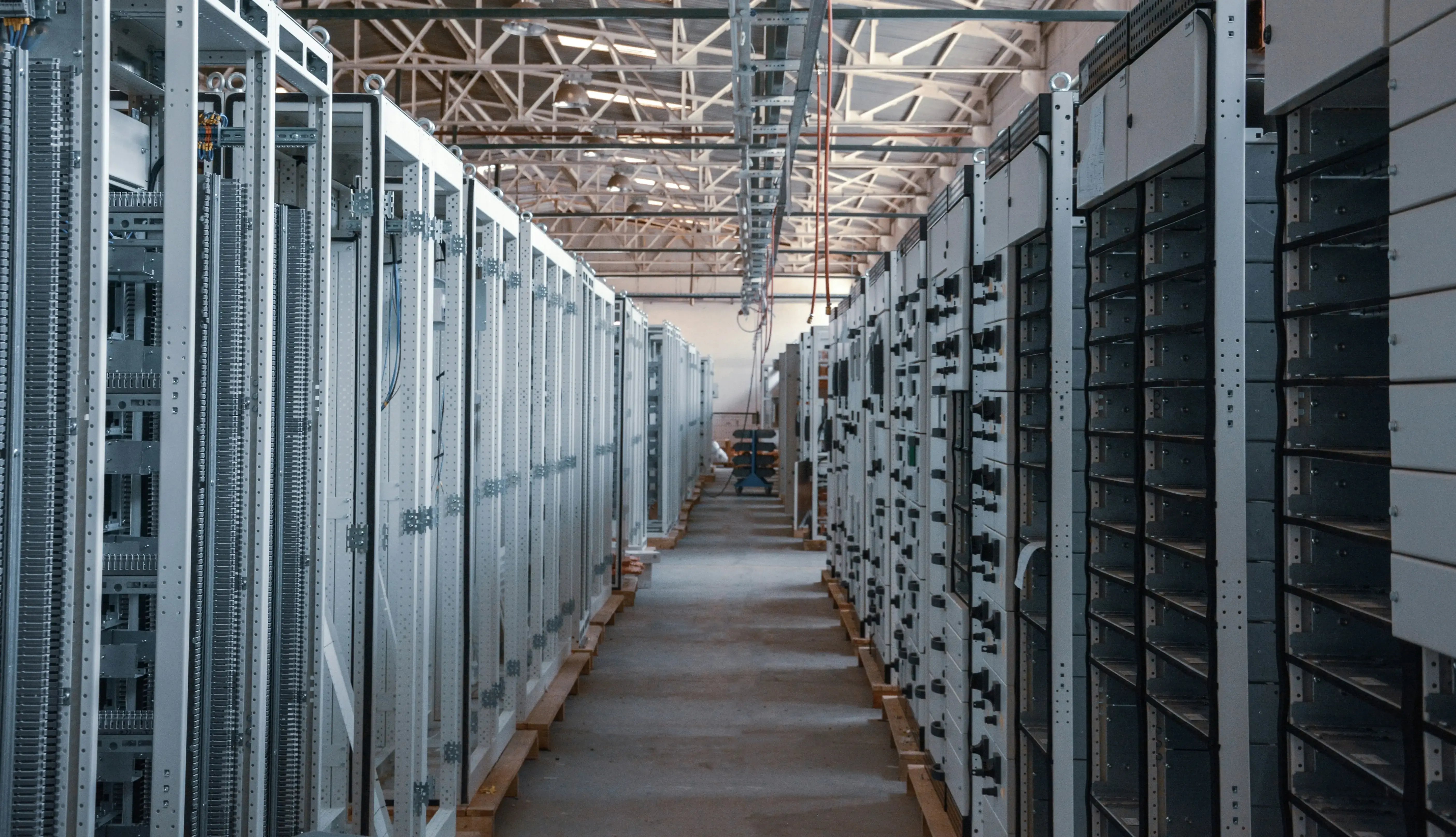 Datakeskus katon vedenpoisto ja läpiviennit