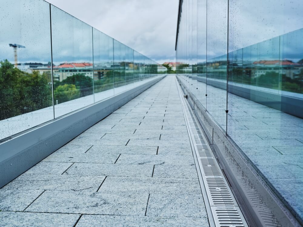 Åbo Akademi Astra-kampus kattoterassin linjakuivatuskourut