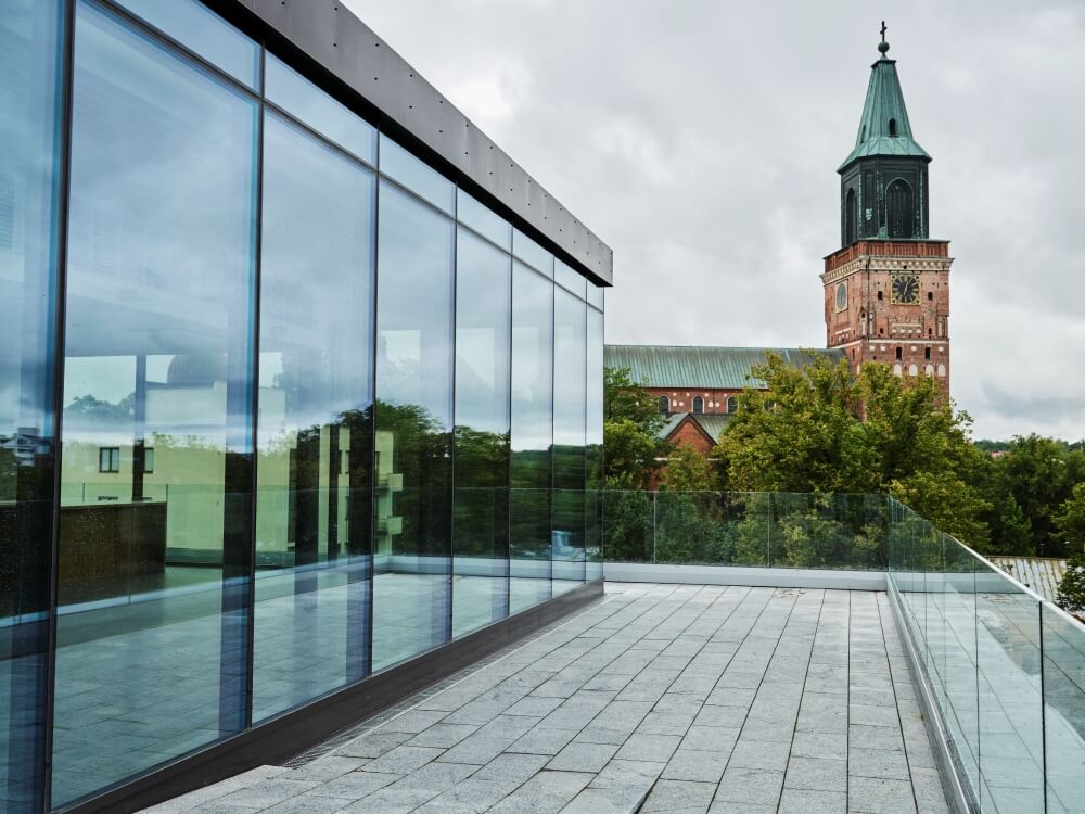 Åbo Akademi Astra-kampus kattoterassin linjakuivatuskourut