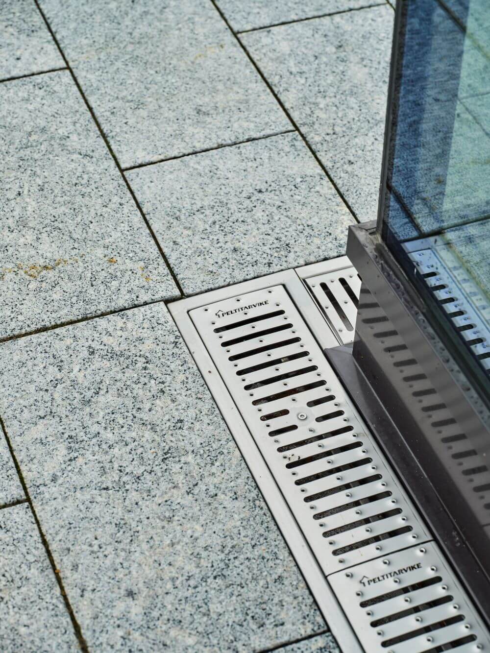 Åbo Akademi Astra-kampus kattoterassin linjakuivatuskourut